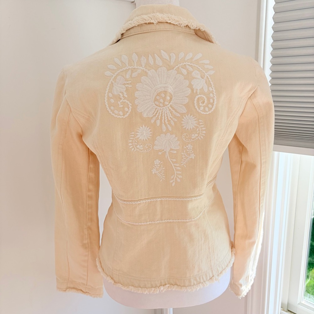 White House Black Market Denim Jacket 4 Boho Cream Embroidered Floral Raw Fringe - Picture 5 of 8
